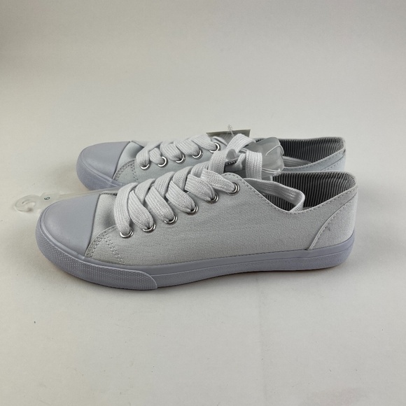 Universal Thread Casual Shoes Girls Size 6 White Lace Up - Picture 1 of 8